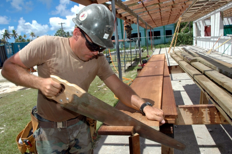 charpentier-NEOULES-min_worker_construction_building_carpenter_male_job_build_helmet-893290